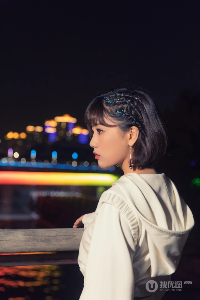 李艺彤时尚个性白衣套装着身夜晚江边护栏前写真美照