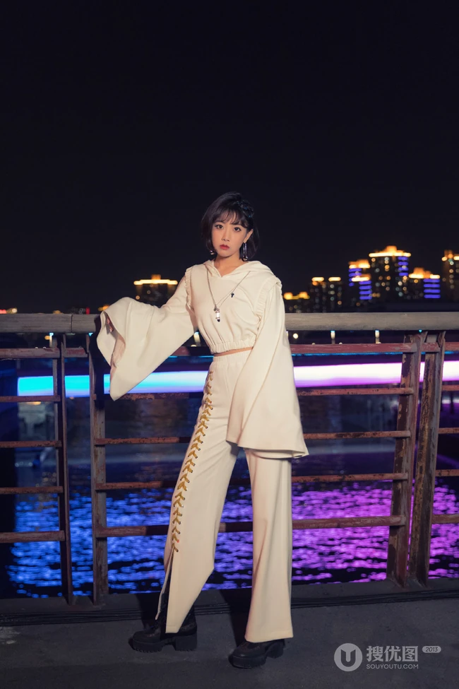 李艺彤时尚个性白衣套装着身夜晚江边护栏前写真美照