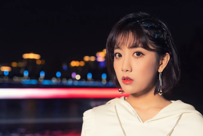李艺彤时尚个性白衣套装着身夜晚江边护栏前写真美照