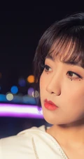 李艺彤时尚个性白衣套装着身夜晚江边护栏前写真美照
