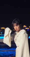 李艺彤时尚个性白衣套装着身夜晚江边护栏前写真美照