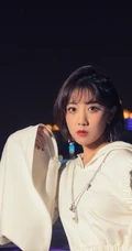 李艺彤时尚个性白衣套装着身夜晚江边护栏前写真美照