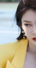 傅菁黄色西服套装搭配白色紧身背心酷美装扮，现身户外公园漫步写真美照