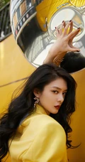 傅菁黄色西服套装搭配白色紧身背心酷美装扮，现身户外公园漫步写真美照