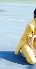 傅菁黄色西服套装搭配白色紧身背心酷美装扮，现身户外公园漫步写真美照