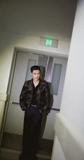 张艺兴国潮风酷黑西服外套随意写真照