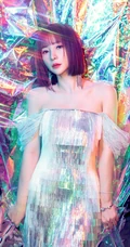 柳岩银白色礼裙裙气质时尚梦幻光影之中写真照