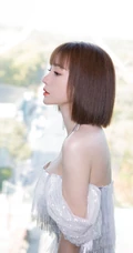 柳岩银白色礼裙裙气质时尚梦幻光影之中写真照