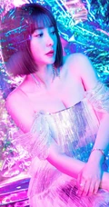 柳岩银白色礼裙裙气质时尚梦幻光影之中写真照