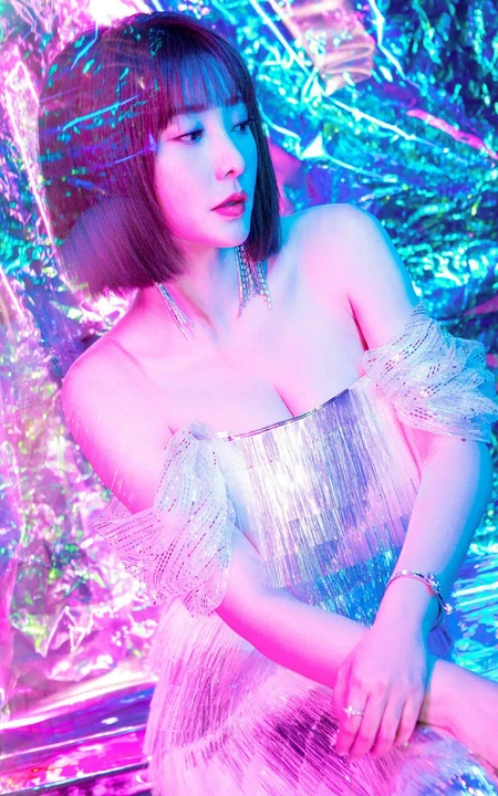 柳岩银白色礼裙裙气质时尚梦幻光影之中写真照