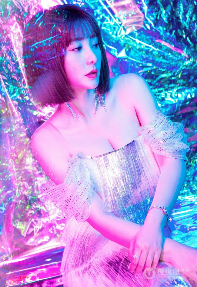 柳岩银白色礼裙裙气质时尚梦幻光影之中写真照