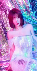 柳岩银白色礼裙裙气质时尚梦幻光影之中写真照