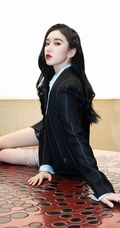 刘令姿竖纹西服短裤长筒靴酷美写真照