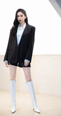 刘令姿竖纹西服短裤长筒靴酷美写真照