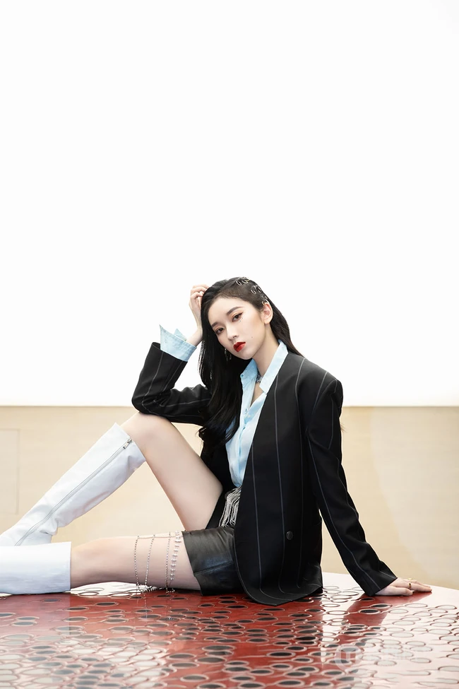 刘令姿竖纹西服短裤长筒靴酷美写真照