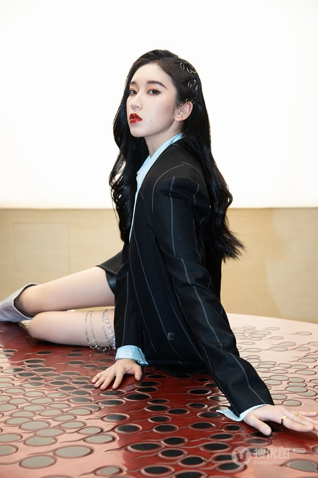 刘令姿竖纹西服短裤长筒靴酷美写真照