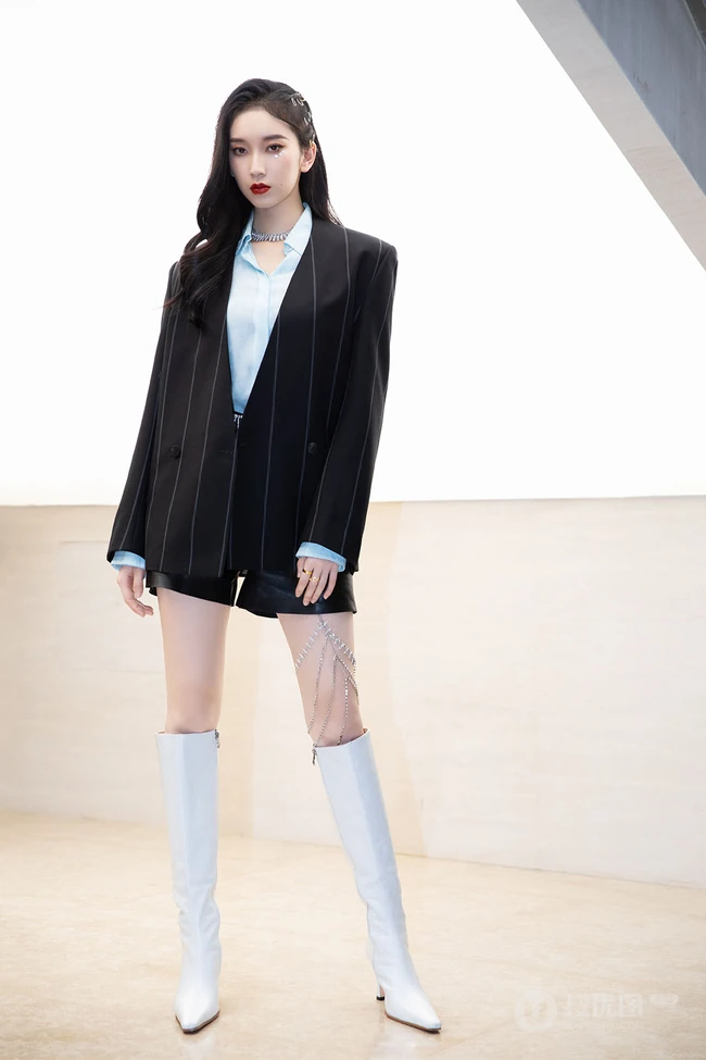 刘令姿竖纹西服短裤长筒靴酷美写真照