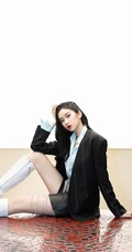 刘令姿竖纹西服短裤长筒靴酷美写真照