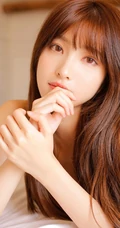 娇小可人漂亮温柔刘海长发女生白背心长裙暖色调室内写真美照