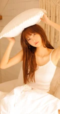 娇小可人漂亮温柔刘海长发女生白背心长裙暖色调室内写真美照