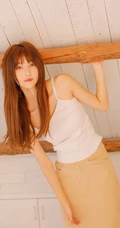 娇小可人漂亮温柔刘海长发女生白背心长裙暖色调室内写真美照