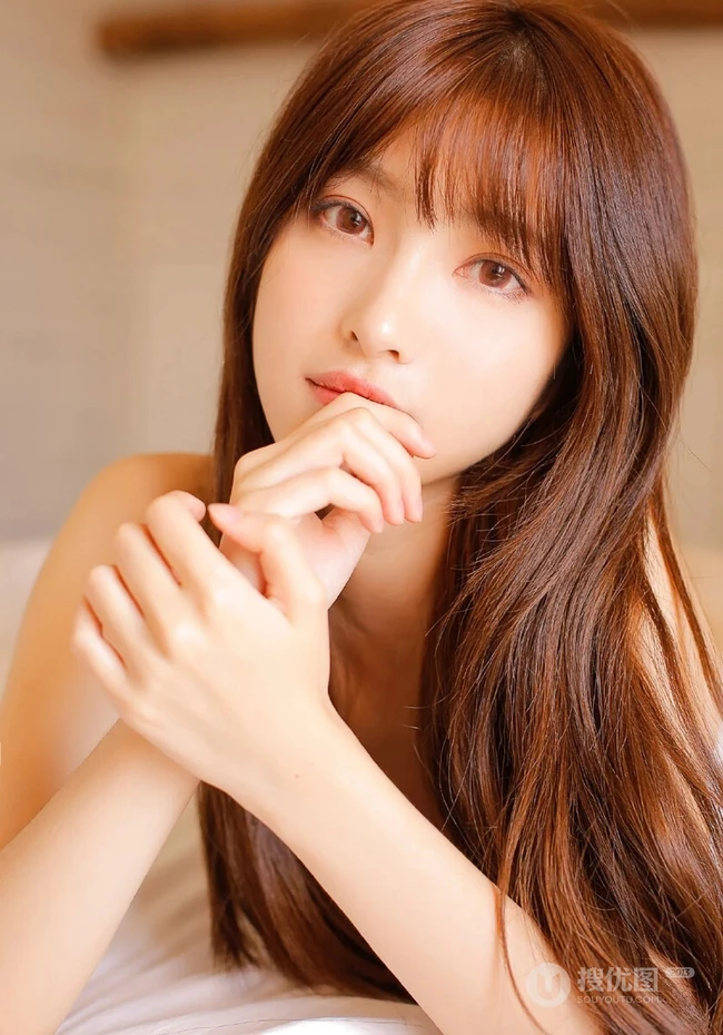 娇小可人漂亮温柔刘海长发女生白背心长裙暖色调室内写真美照