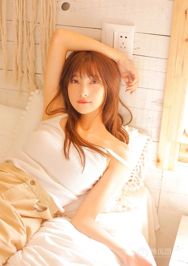娇小可人漂亮温柔刘海长发女生白背心长裙暖色调室内写真美照