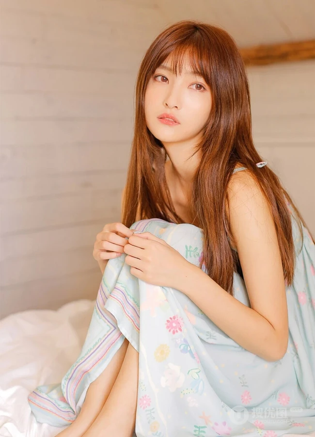 娇小可人漂亮温柔刘海长发女生白背心长裙暖色调室内写真美照