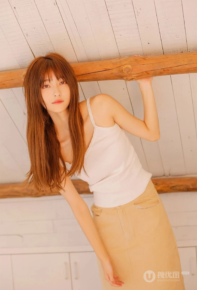 娇小可人漂亮温柔刘海长发女生白背心长裙暖色调室内写真美照
