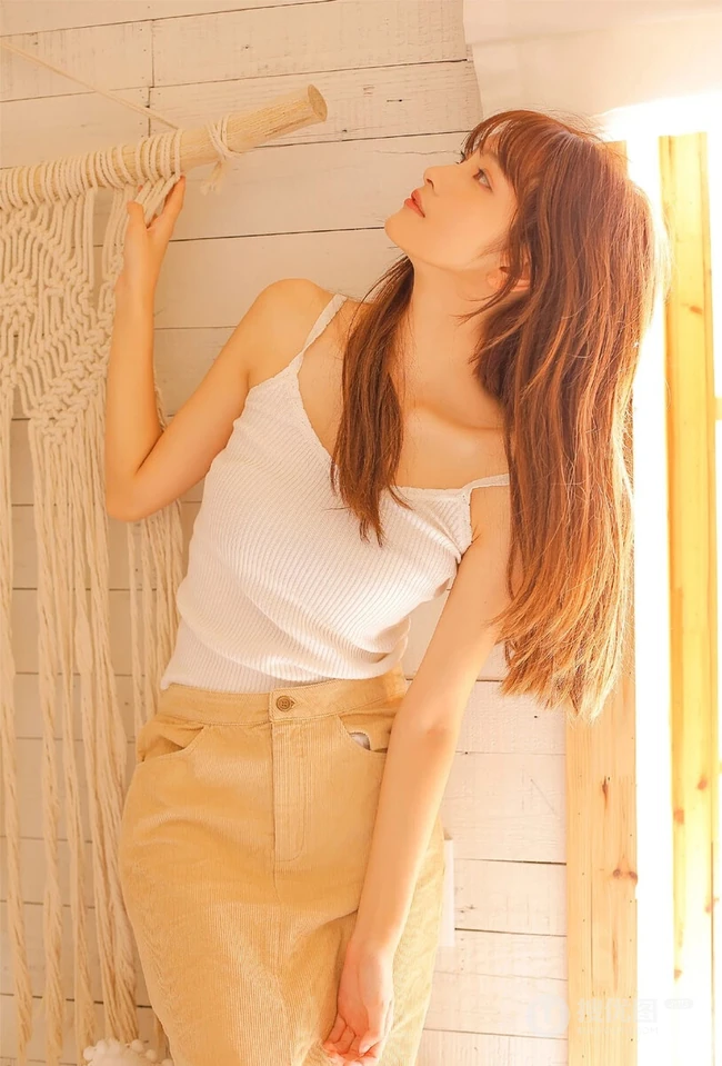 娇小可人漂亮温柔刘海长发女生白背心长裙暖色调室内写真美照