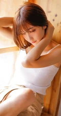 娇小可人漂亮温柔刘海长发女生白背心长裙暖色调室内写真美照