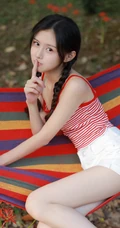 小家碧玉型娇小可爱双麻花辫少女条纹背心短裤森系吊床高清写真照