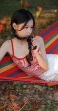 小家碧玉型娇小可爱双麻花辫少女条纹背心短裤森系吊床高清写真照