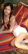小家碧玉型娇小可爱双麻花辫少女条纹背心短裤森系吊床高清写真照