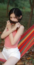 小家碧玉型娇小可爱双麻花辫少女条纹背心短裤森系吊床高清写真照