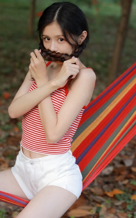 小家碧玉型娇小可爱双麻花辫少女条纹背心短裤森系吊床高清写真照