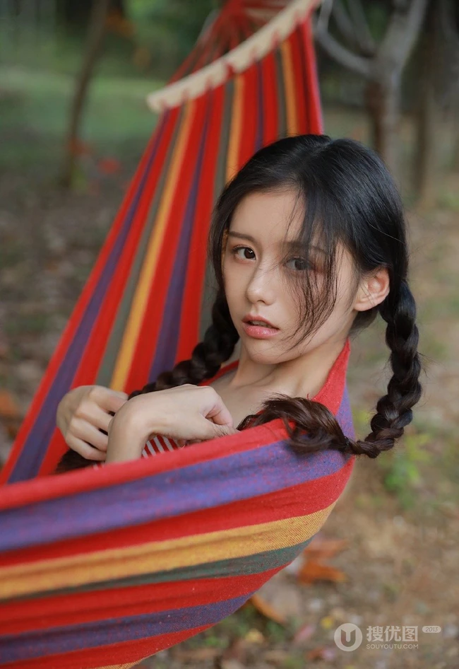 小家碧玉型娇小可爱双麻花辫少女条纹背心短裤森系吊床高清写真照