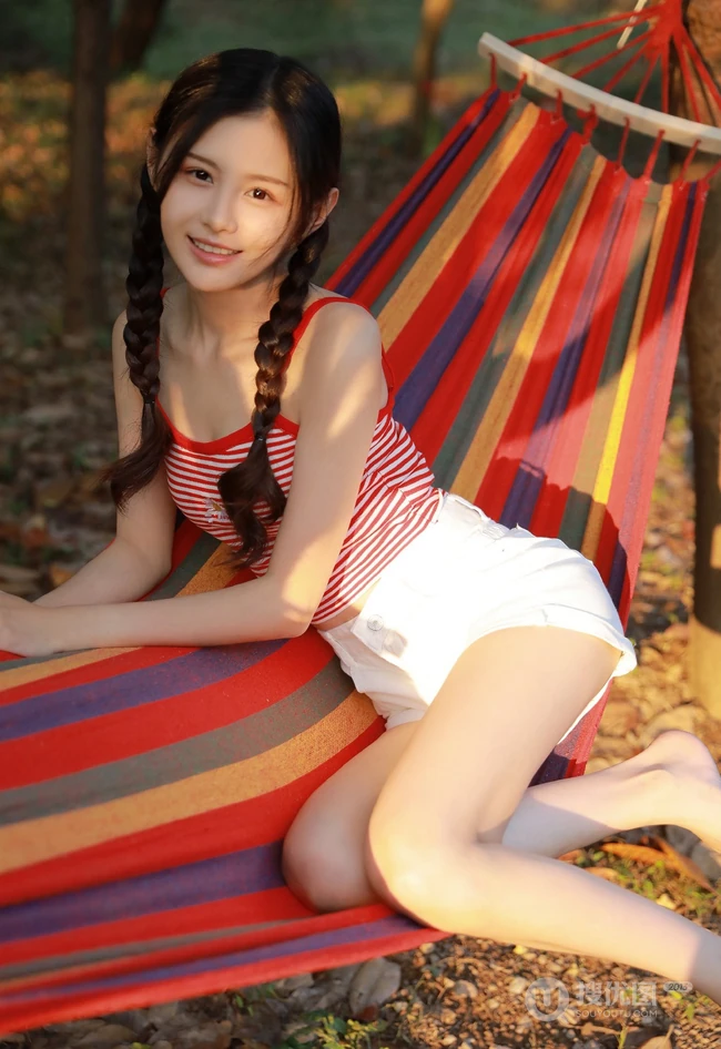 小家碧玉型娇小可爱双麻花辫少女条纹背心短裤森系吊床高清写真照