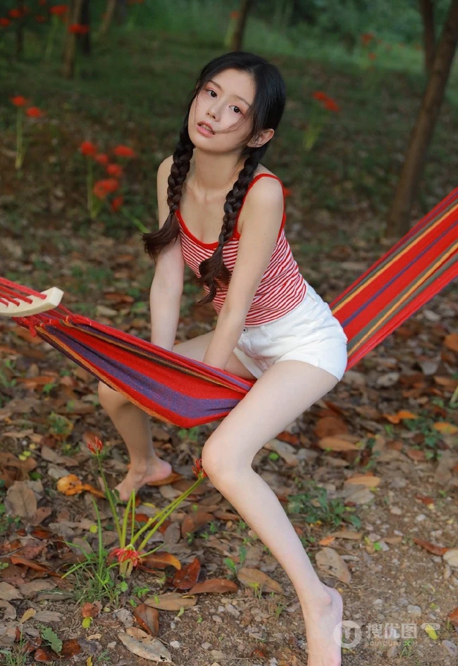 小家碧玉型娇小可爱双麻花辫少女条纹背心短裤森系吊床高清写真照