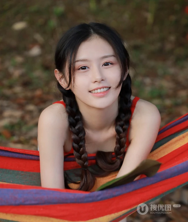 小家碧玉型娇小可爱双麻花辫少女条纹背心短裤森系吊床高清写真照
