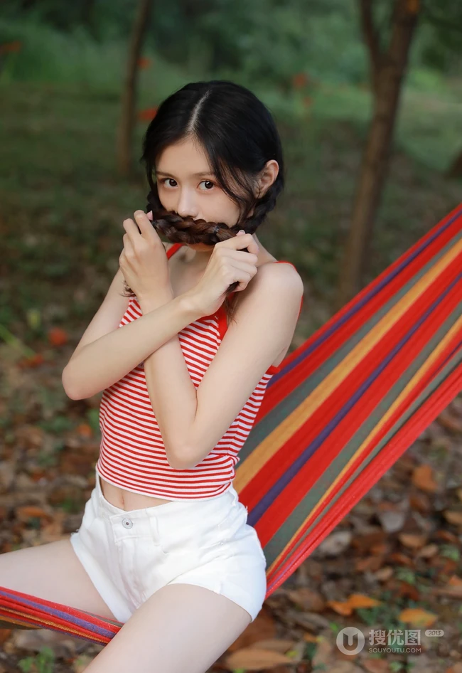 小家碧玉型娇小可爱双麻花辫少女条纹背心短裤森系吊床高清写真照