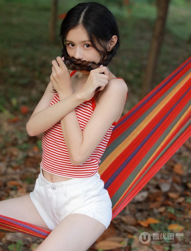 小家碧玉型娇小可爱双麻花辫少女条纹背心短裤森系吊床高清写真照