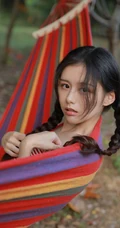 小家碧玉型娇小可爱双麻花辫少女条纹背心短裤森系吊床高清写真照