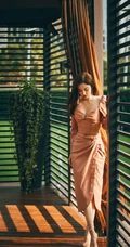 古力娜扎气质V领粉裙超美户外写真，完美白皙线条细腰身材隐约可见