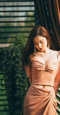 古力娜扎气质V领粉裙超美户外写真，完美白皙线条细腰身材隐约可见