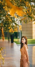古力娜扎气质V领粉裙超美户外写真，完美白皙线条细腰身材隐约可见