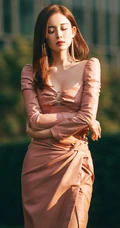 古力娜扎气质V领粉裙超美户外写真，完美白皙线条细腰身材隐约可见