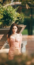古力娜扎气质V领粉裙超美户外写真，完美白皙线条细腰身材隐约可见