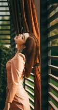 古力娜扎气质V领粉裙超美户外写真，完美白皙线条细腰身材隐约可见