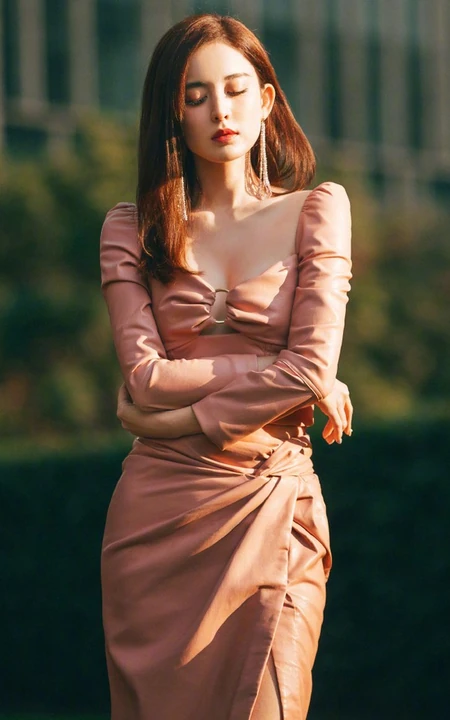 古力娜扎气质V领粉裙超美户外写真，完美白皙线条细腰身材隐约可见